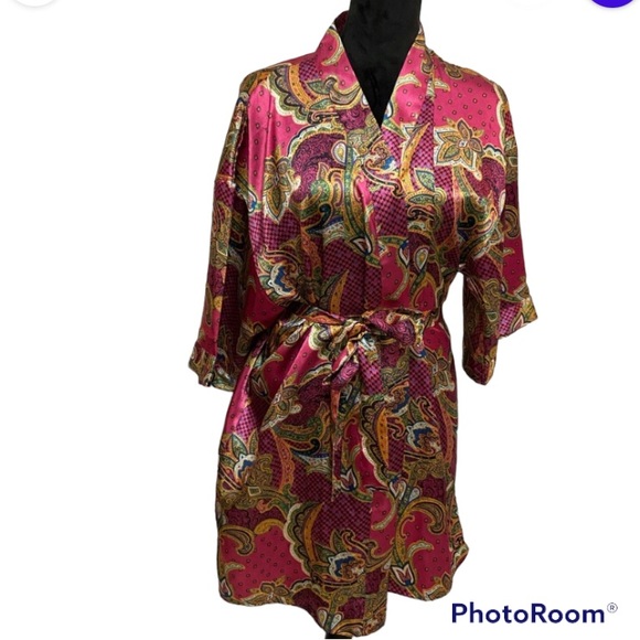 Gorgeous silky robe in perfect condition. It says size S but I’m an XL i… - Picture 1 of 4